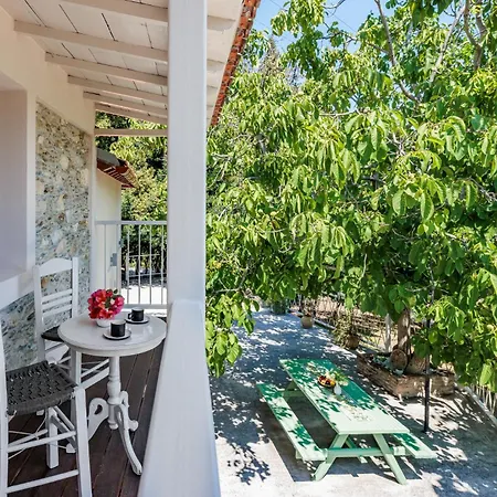 Pyrgos Nyaraló *